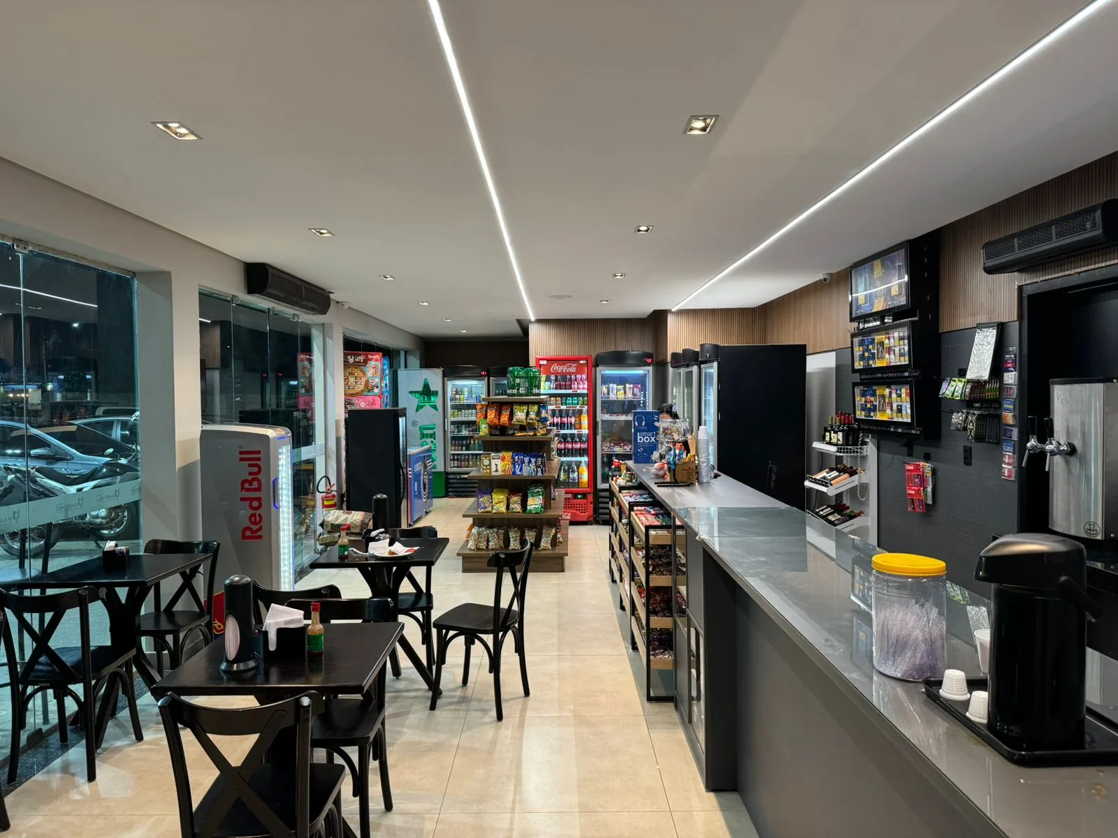 Interior da loja de conveniência Martinez