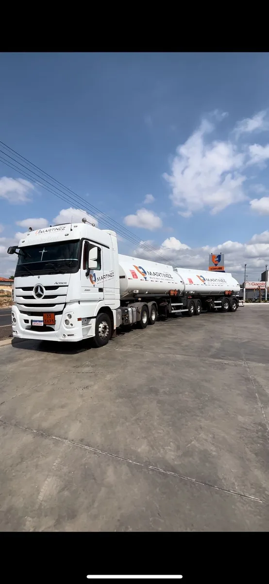 Caminhão-tanque da frota própria Martinez