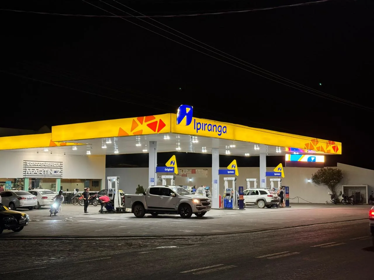 Unidade Matriz do Posto Martinez iluminada à noite